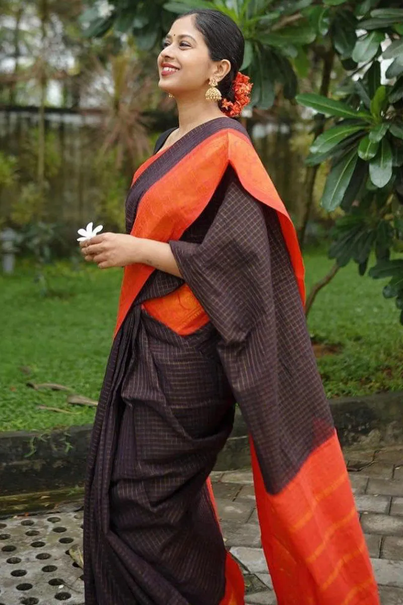 Exquisite Black Soft Silk Saree With Fugacious Blouse Pieced